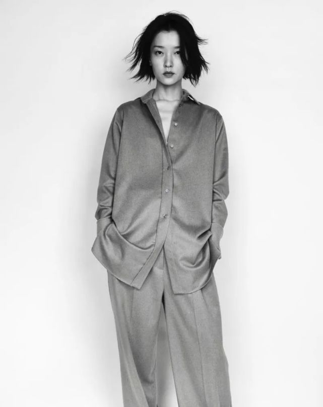 "超模一姐"杜鹃现身机场,全黑look简约高级,气质清冷有气场