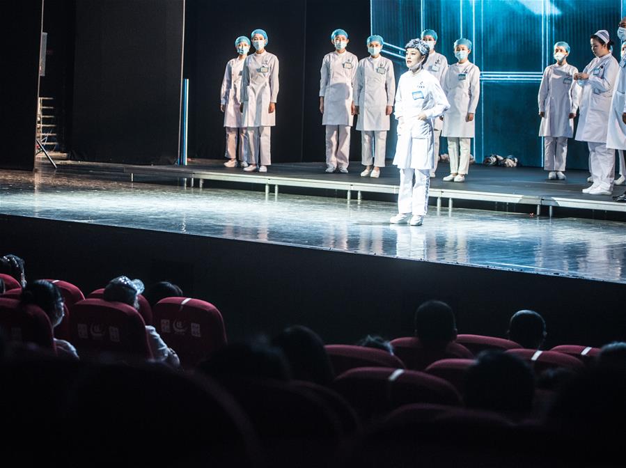     当日，抗疫题材话剧《逆行》在武汉中南剧场上演。来自武汉人民艺术剧院的演员们穿上防护服，换上白大褂，深情演绎出奋战在抗疫一线医务人员的感人故事。 新华社记者 肖艺九 摄