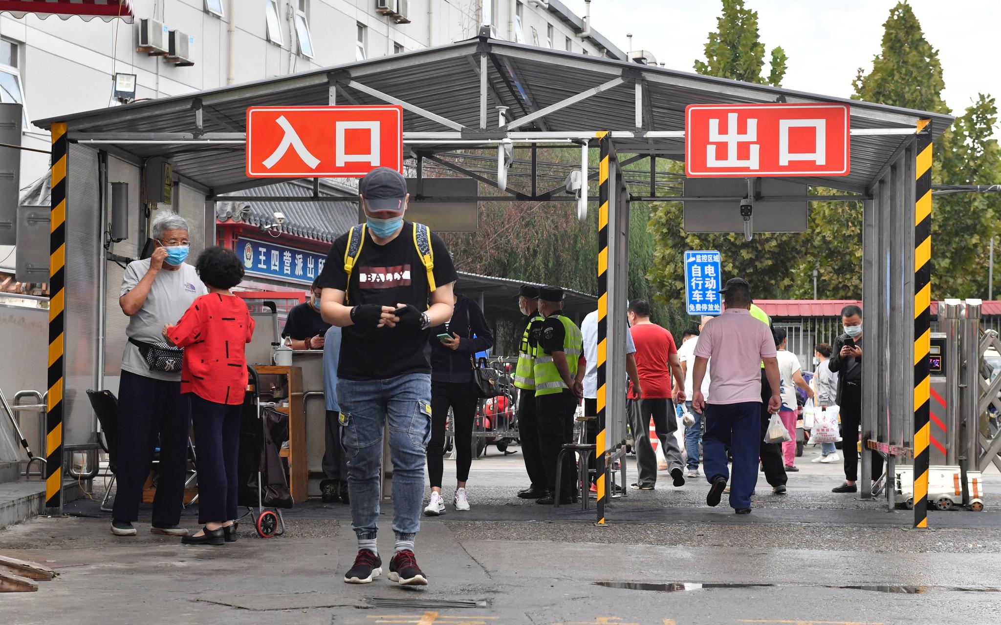 北京大柳树"鬼市"重张 摊位从388个减至234个