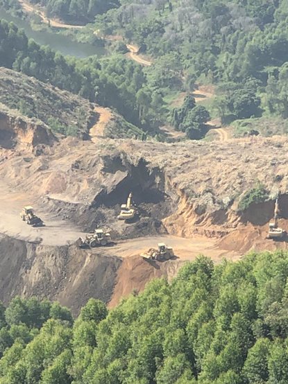 疑似非法开采现场，有挖掘机在施工。  拍摄者供图