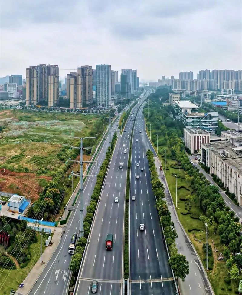 记者从市交警支队及工程承建方获悉,岳麓大道南半幅(西往东)施工路段