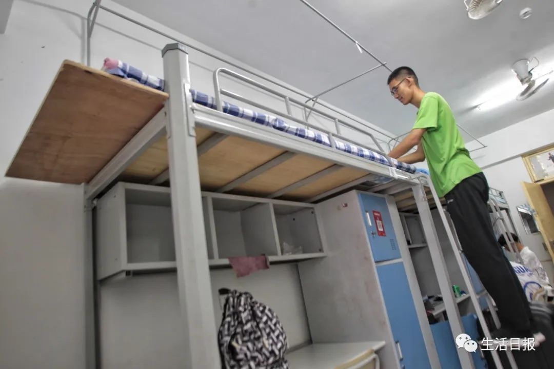 上午11点半,在山东交通学院男生宿舍外,记者遇到这位净身高1.