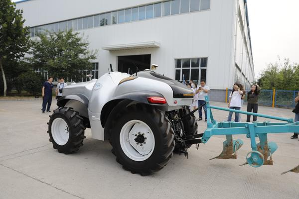 中国首台智能5g拖拉机亮相,安全是重中之重