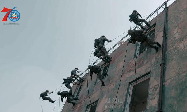 空降兵宣传片发布:星空迷彩 新步枪同框,这感觉太棒了