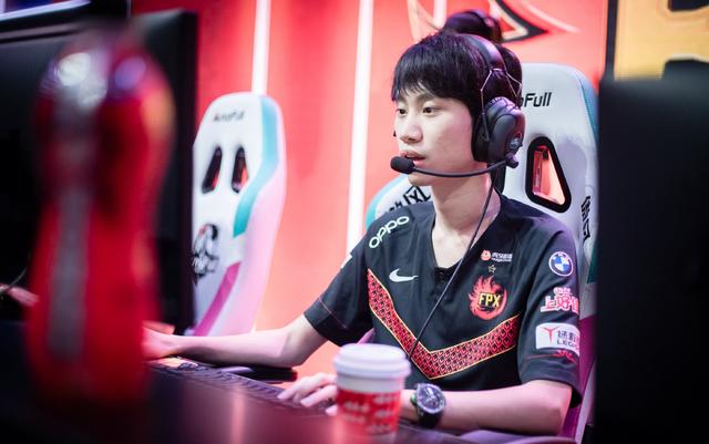 doinb卡萨丁三分钟退游戏网友吐槽怂左手为其洗白