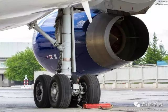 形形色色的飞机起落架一个能承受上百吨起降冲击力量的结构