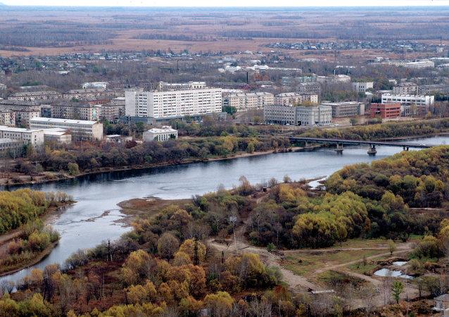 俄东部军区官兵在犹太自治州消除溃堤险情|俄罗斯_新浪新闻