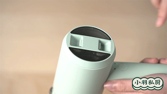 手机大小的折叠挂烫机,轻巧方便,一次能烫平5件,居家旅行必备