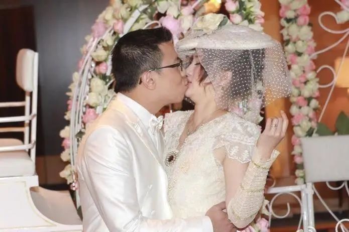 遗憾！知名女星宣布与富商丈夫离婚，曾被香港著名导演一手捧红休闲区蓝鸢梦想 - Www.slyday.coM