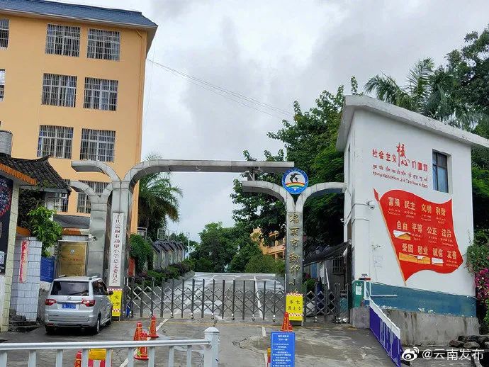 目前,瑞丽市街道上的车辆行人明显减少,大部分店铺关门,瑞丽市幼儿园