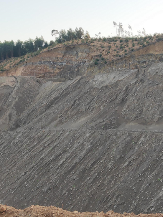  山体一侧疑遭非法开采近照  拍摄者供图