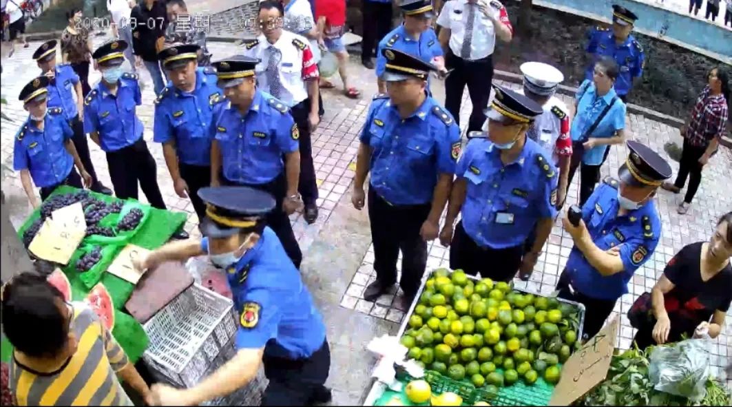 重庆划伤城管被认定正当防卫女商贩希望打人者道歉