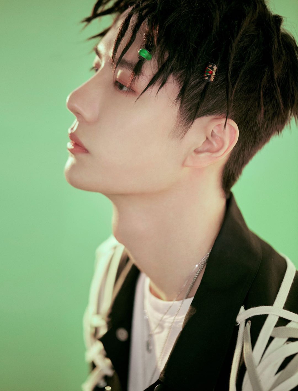 王一博哥特暗黑风造型 个性脏辫玩转街头潮流