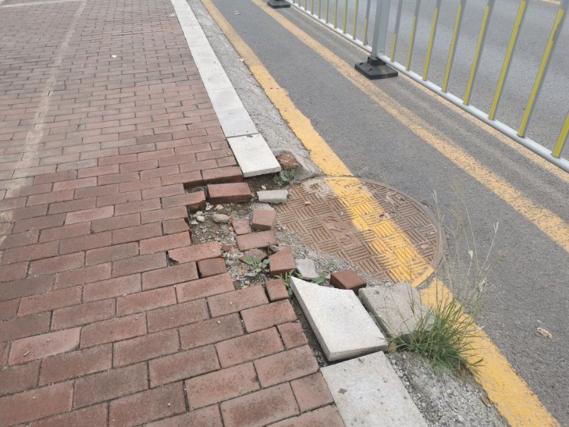 小学门前人行道花砖破损,缺失,市民:存在安全隐患