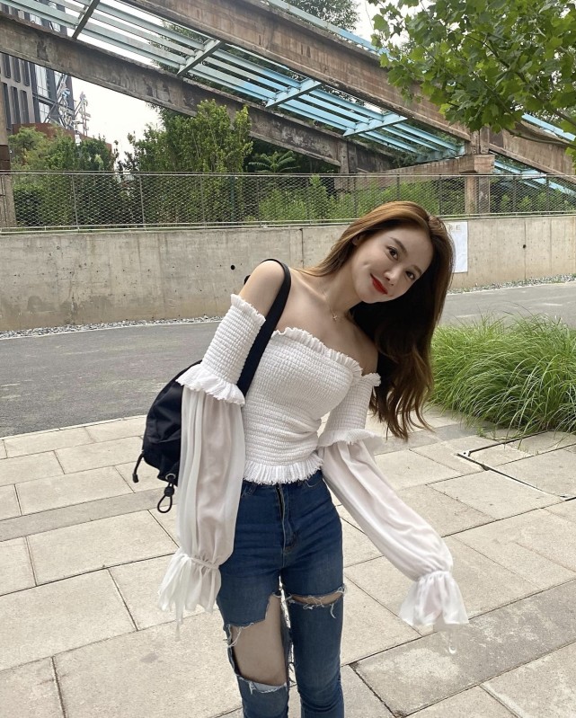 nba主持美娜晒照橙色卫衣配运动鞋太少女难怪成秦奋前女友