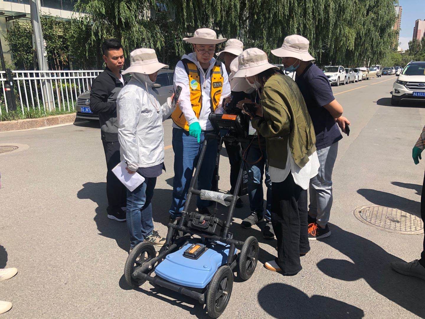 8月25日，胡立才用探地雷达在湟水河边摸排地下管道。摄影/新京记者 邓琦