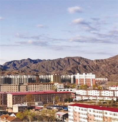 图为阜平县城景色.