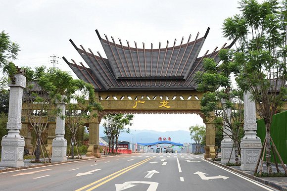 该景区将以滇濮民族文化,俞元历史文化,水下古城探秘文化为定位,划分