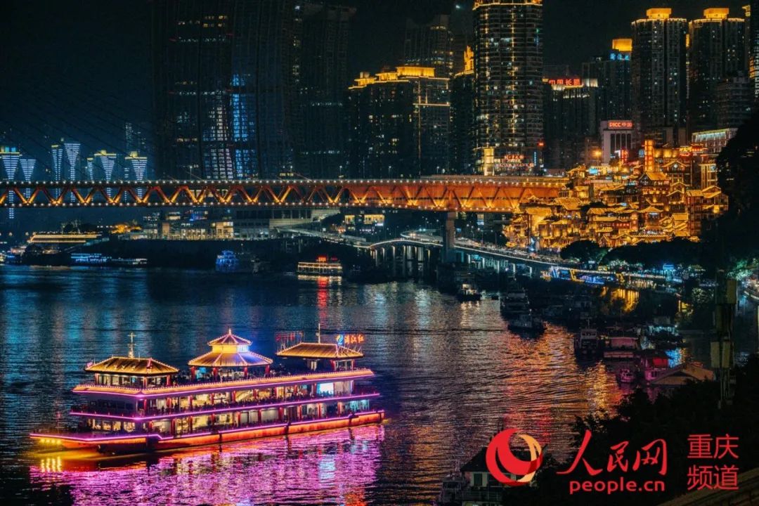 重庆两江夜景游备受广大游客喜爱。邹乐 摄