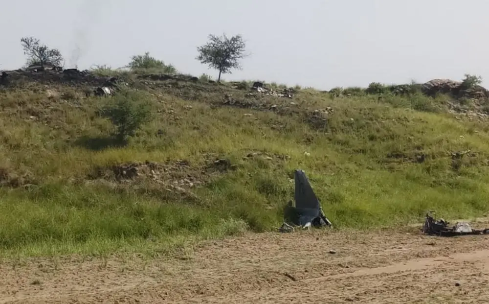 网传巴基斯坦“枭龙”战机坠毁残骸 图源：社交媒体
