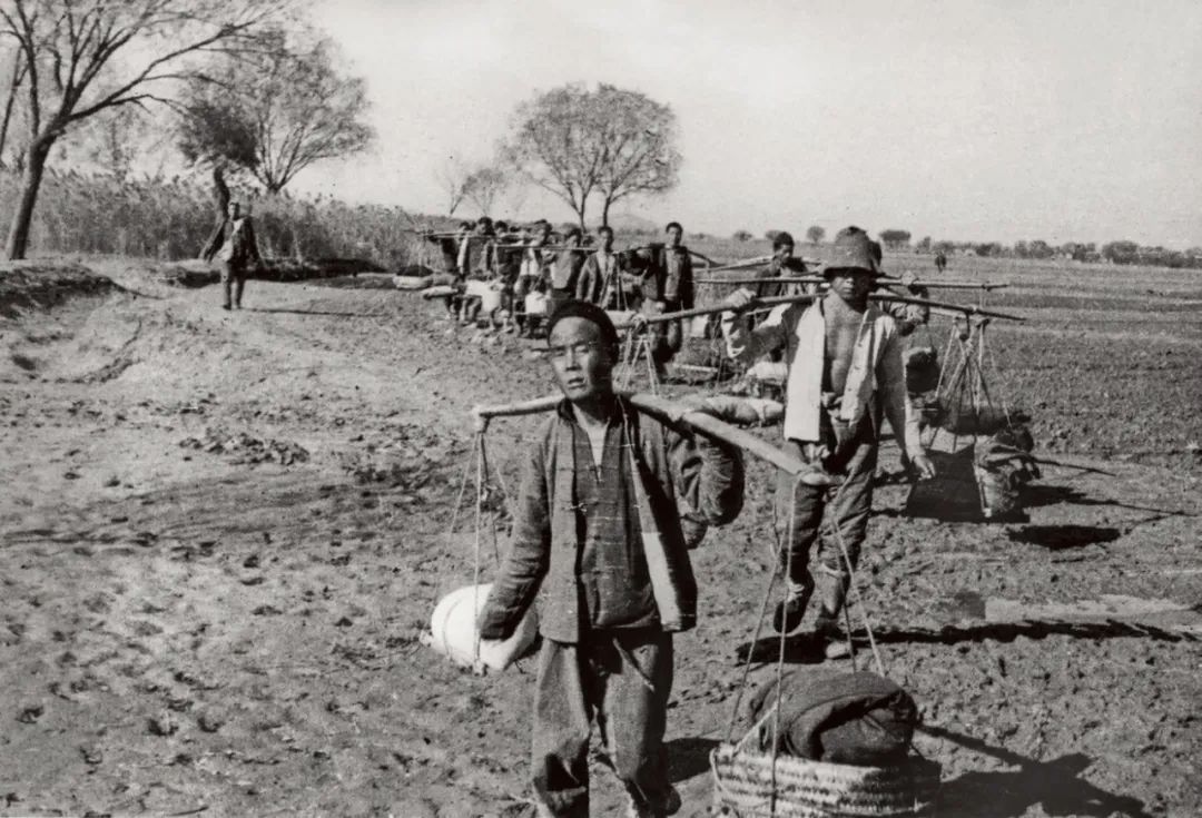 图为为了前方打胜仗,支前民工运送公粮.