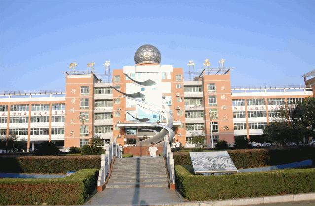 邓州二高中大门口刚拍下的一瞬间正在向很多学生靠近