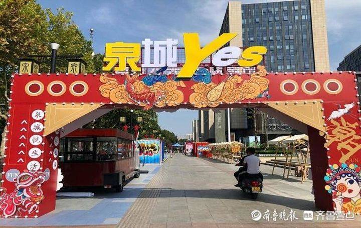 備受關注的濟南市泉城路步行街又有了新變化,道路兩側出現了50個塗鴉