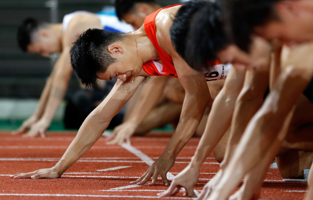 谢震业准备起跑.