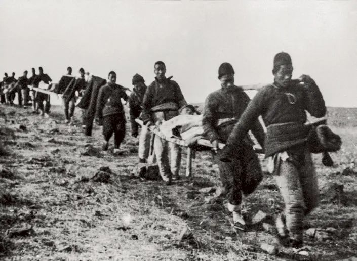 民兵担架队在战场上运送伤员.