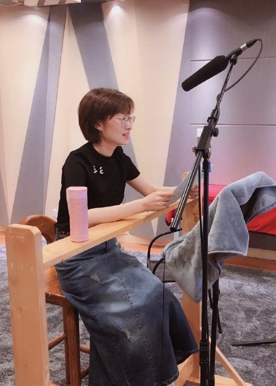 刘敏涛就很真实没修图气质高级套装打扮有这个年纪的优雅感