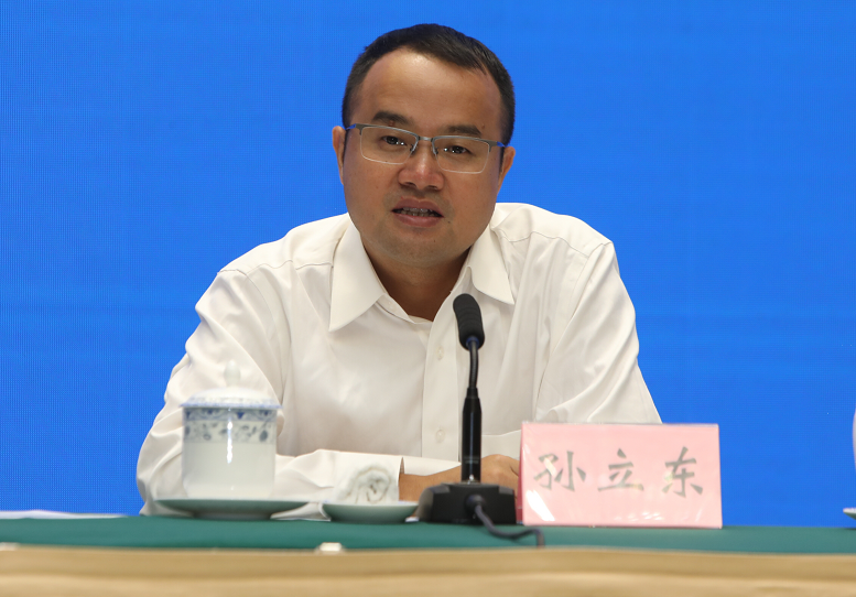 孙立东回答记者提问 邹飞 摄