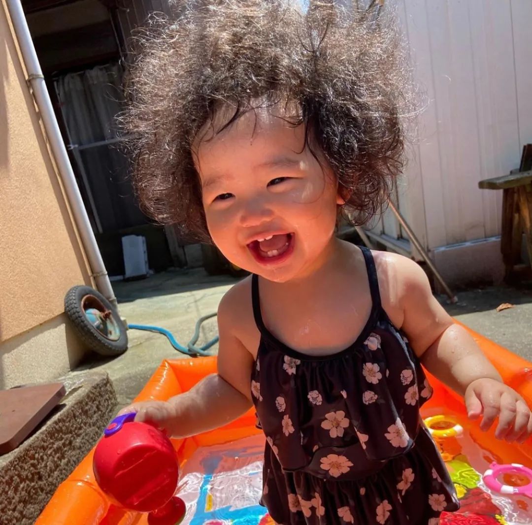 日本奶爸记录"爆炸头"闺女的日常萌照,又骗我生女儿!