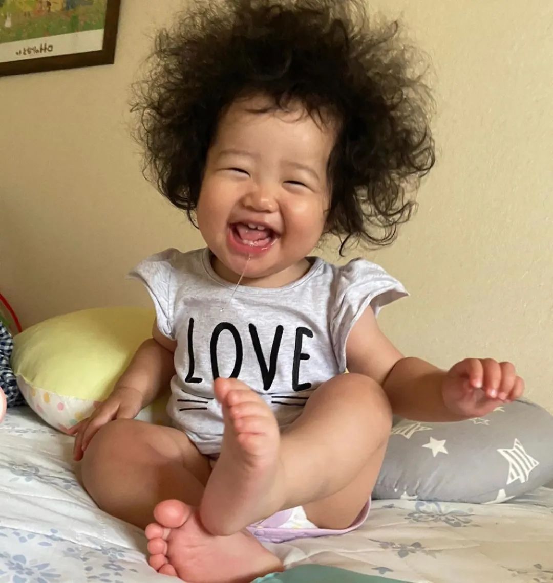 小春的妈妈不止一次在私人账号上说:"给小春遗传了这样的头发感觉很