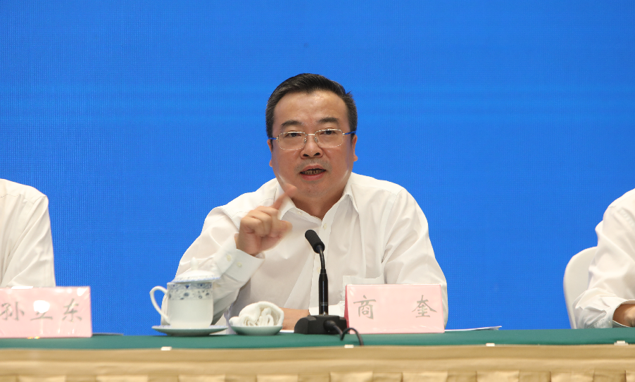 商奎回答记者提问 邹飞 摄