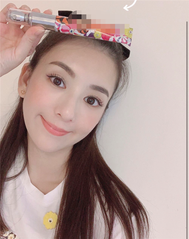 方媛晒自拍美照33岁气质似少女3岁女儿发量太惊人