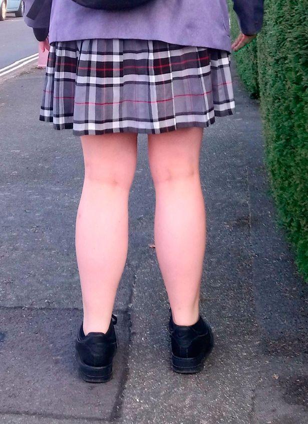 英国女生穿最大码校服裙依旧太短,被学校勒令回家|裙子|校服|女生