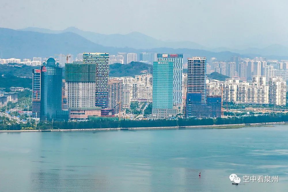 航拍 | 重磅!福厦客专泉州湾跨海大桥南主塔封顶,有160米高!