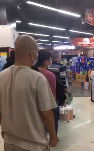 9月14日，瑞丽某超市市民排队购物。受访者供图