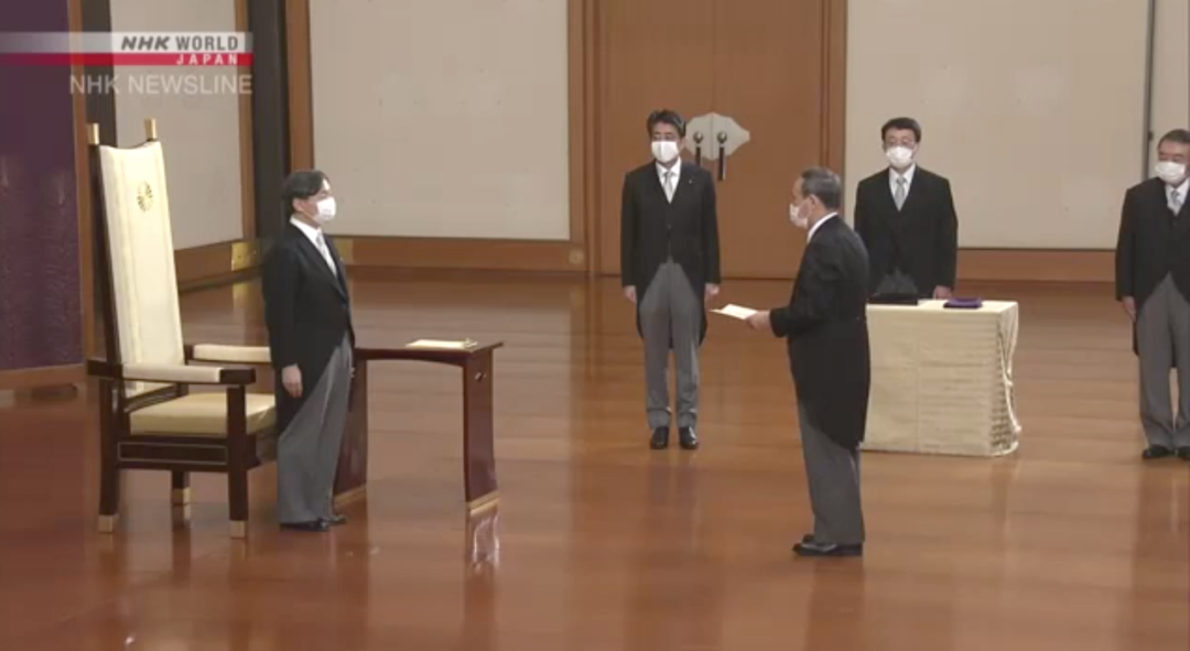 9月16日，菅义伟参加由德仁天皇主持的首相任命仪式。/NHK视频截图