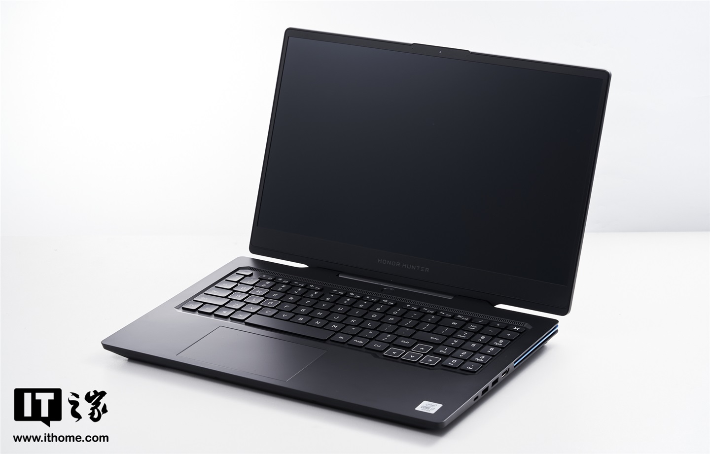 【it之家开箱】荣耀猎人游戏本 v700 图赏:猎人的第一次游戏探索