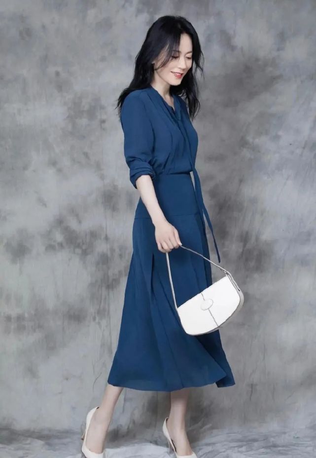 49岁俞飞鸿美得精致穿蓝色连衣裙气质优雅减龄十足状态好