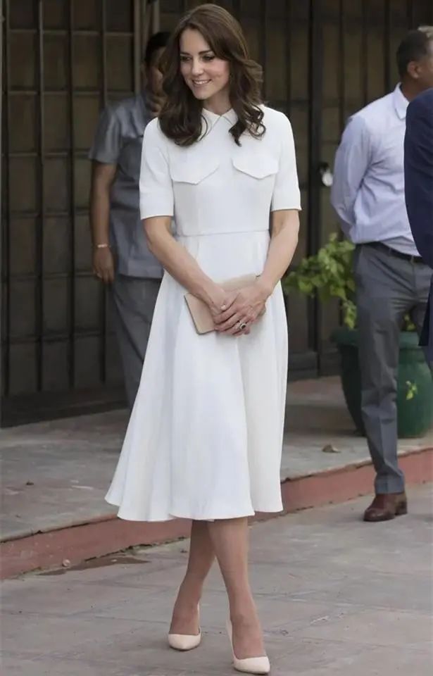 凯特王妃又美了,穿红色碎花裙女人味爆棚,细腰长腿身材比例真赞