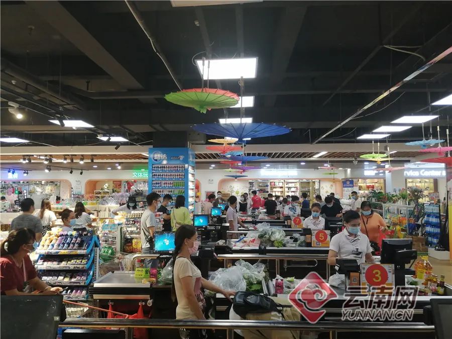 市民在排队结账 记者 夏方海 摄