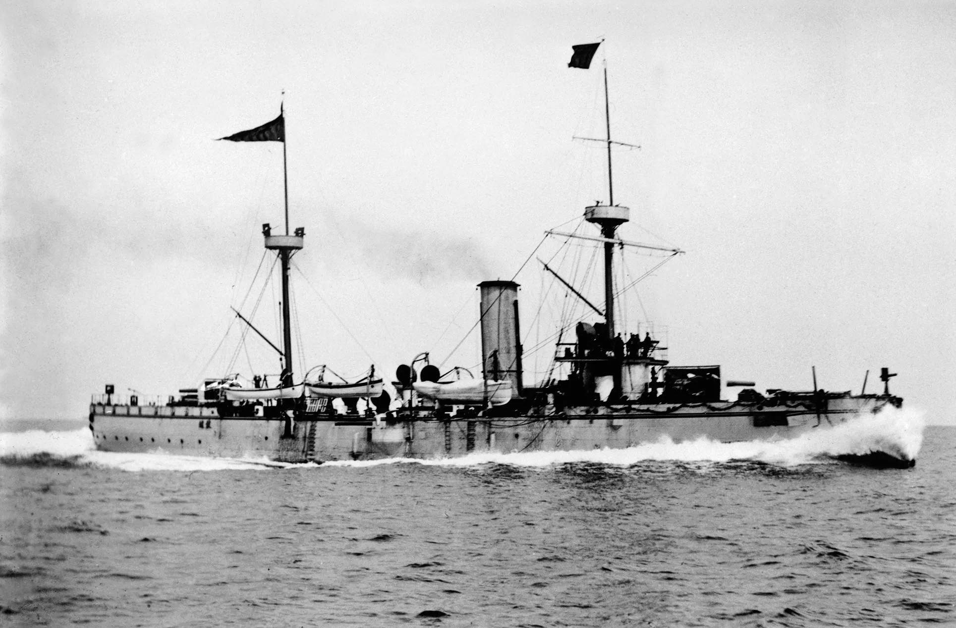 试航中的"致远"舰在甲午战争后短暂的重建北洋海军计划之后,由于发生