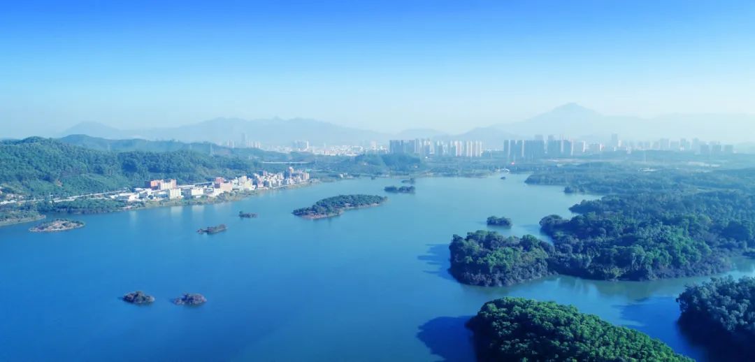 项目可直面雁田水库约3800亩的一线湖景,打开门窗就眺望秀美湖景,在