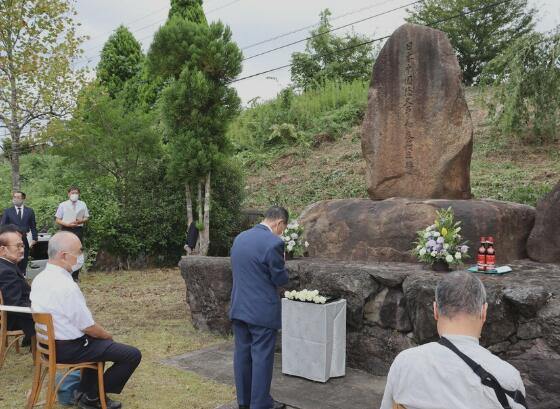 日本官员带绍兴酒和鲜花赴京都矿山祭奠：12名中国劳工埋骨于此