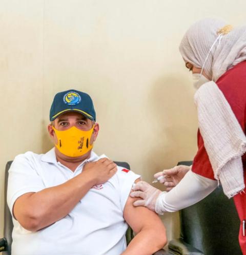 巴林王储萨勒曼接受中国新冠疫苗临床（Ⅲ期）试验（图源：The Daily Tribune）