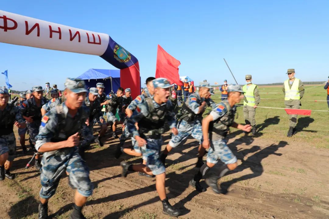 这是一支不懈追求的创新部队70年来空降兵部队赴戈壁,上高原,下岛礁成