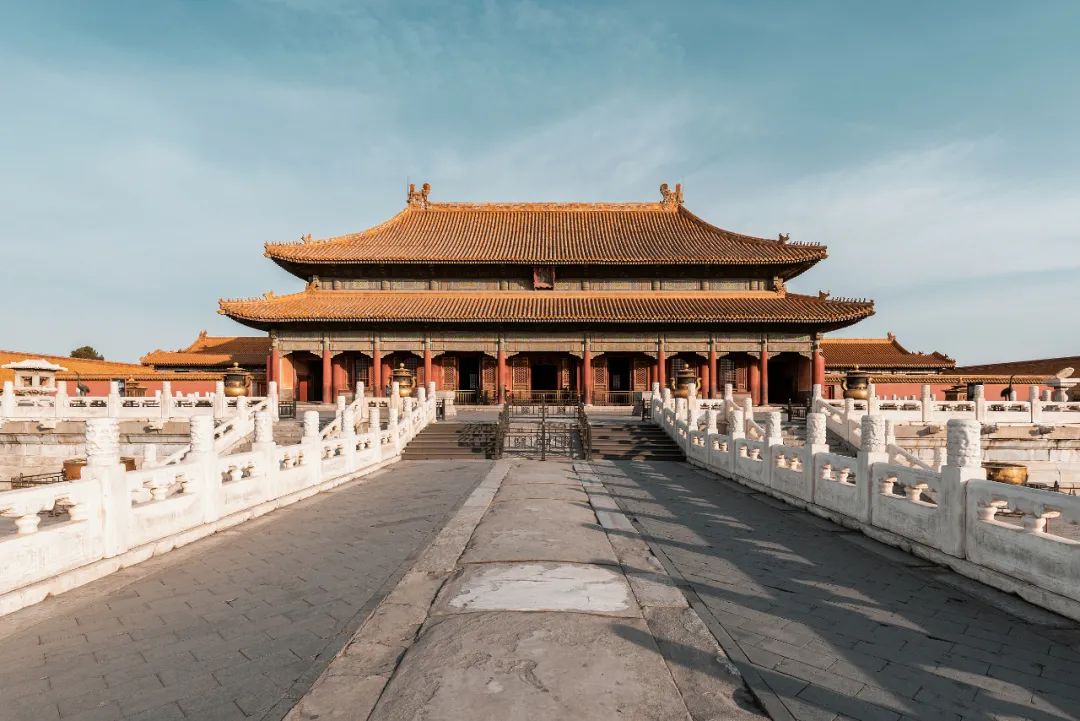 上图为内廷后三宫分布图,卫星数据来源:高景一号;下图为乾清宫,图片