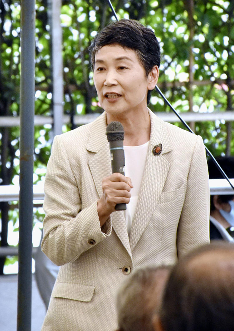 菅义伟妻子代夫访问选区向支持者讲话